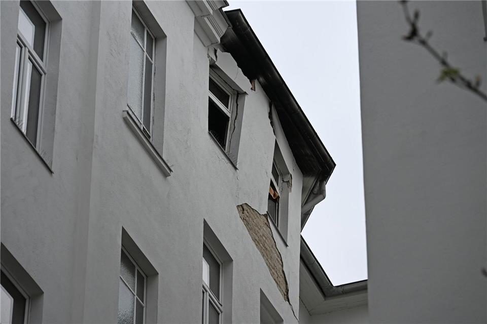 Im vierten Geschoss eines Wohnhauses in Berlin-Schöneberg sind Schäden nach einer Explosion am Montagabend zu sehen.Michael Brandt/dpa