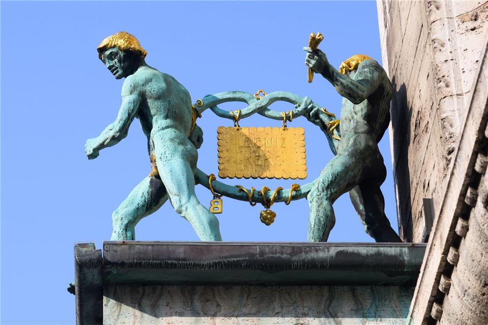 Im wahrsten Sinne des Wortes ein Aushängeschild: der Leibniz-Keks am Bahlsen-Stammhaus in Hannover. (Archivbild)Julian Stratenschulte/dpa