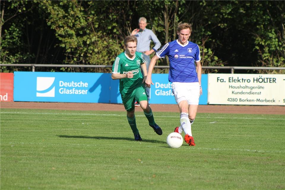 Das Duell der Verfolger Im wichtigen Heimspiel gegen den TuS Gahlen kann der TSV Raesfeld am Sonntag wieder mit Lukas Nießing (links) planen.
