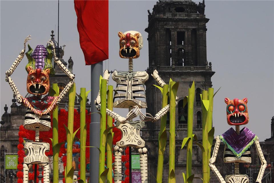 Tag der Toten in Mexiko: Fest am Grab und auf den Straßen Im zentralen Platz von Mexiko-Stadt sind bis zu zehn Meter hohe Skeletten aus Pappe aufgestellt.Carlos Santiago/eyepix via ZUMA Press Wire/dpa