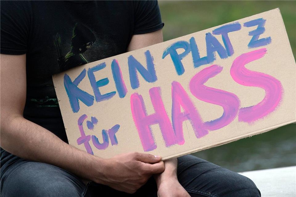 Im zweiten Quartal hat es in Brandenburg mehr als 100 Straftaten gegen Politikerinnen und Politiker sowie gegen Parteibüros gegeben. (Archivbild)Paul Zinken/dpa