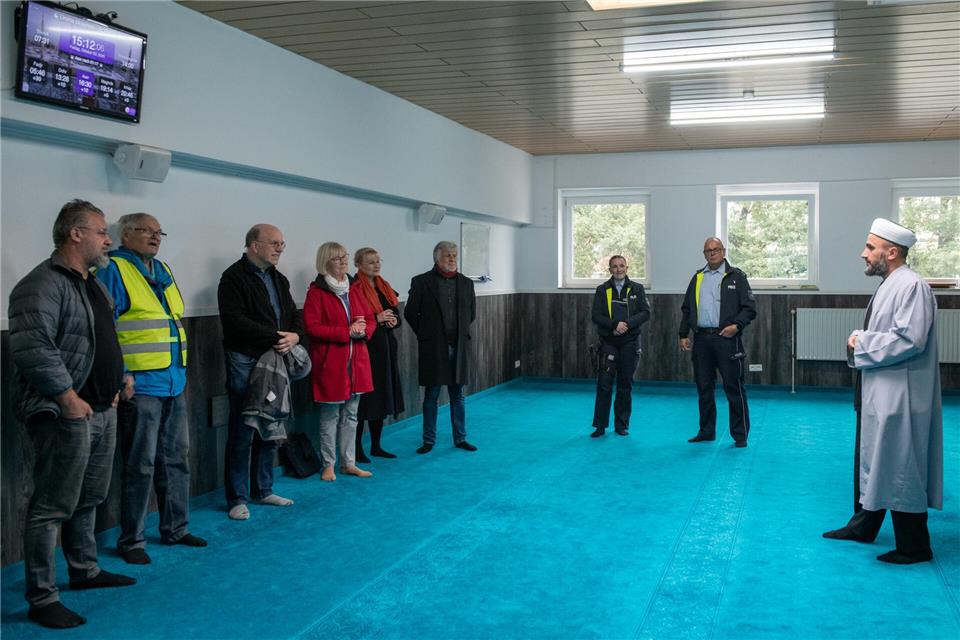 Imam Ali Romanadze (rechts) führte am bundesweiten Tag der offenen Moscheen immer wieder Besuchergruppen durch die Moschee an der Landwehr. 