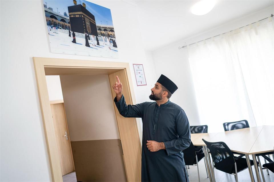 Imam Khalid fordert die Berliner Parteien auf, um die Stimmen der mehr als 400.000 Muslime zu werben. Fabian Sommer/dpa