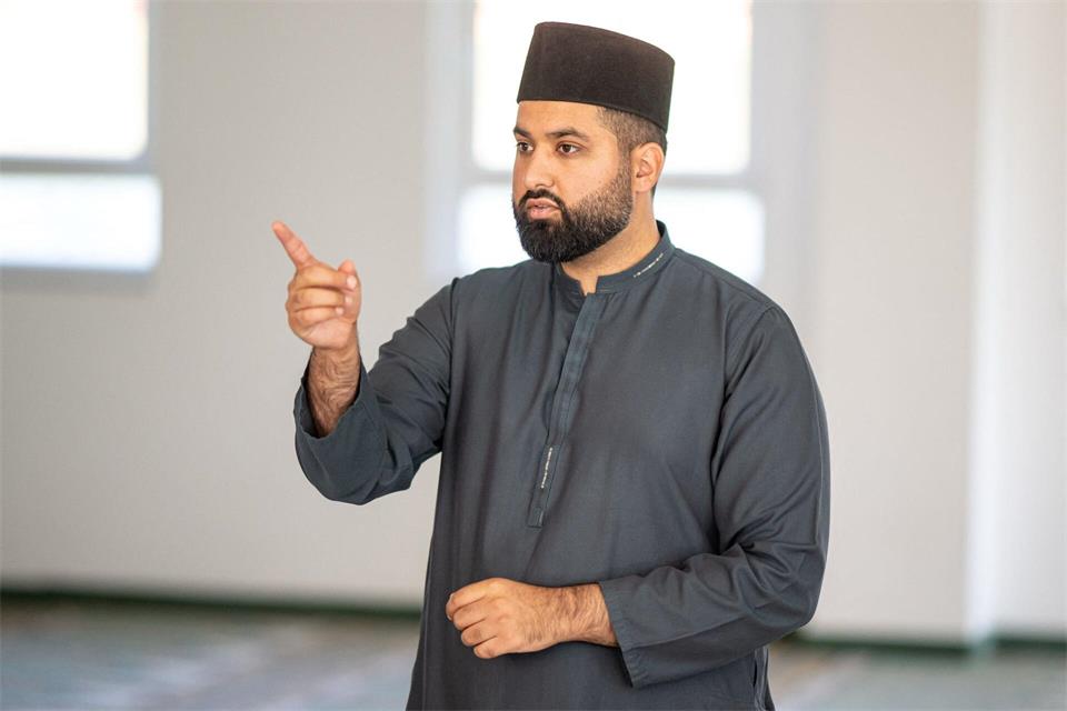 Imam Khalid sieht Berliner Muslime als wichtige Wählergruppe. Fabian Sommer/dpa