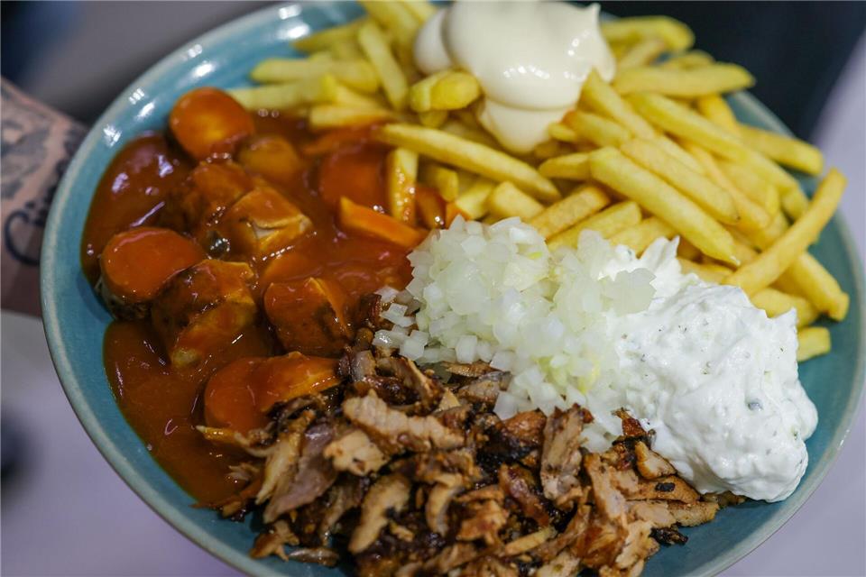 Imbiss mit Gehalt: Currywurst (links), Pommes frites mit Mayonnaise (oben) und Gyrosfleisch mit Zwiebeln und Tzatziki.Christoph Reichwein/dpa