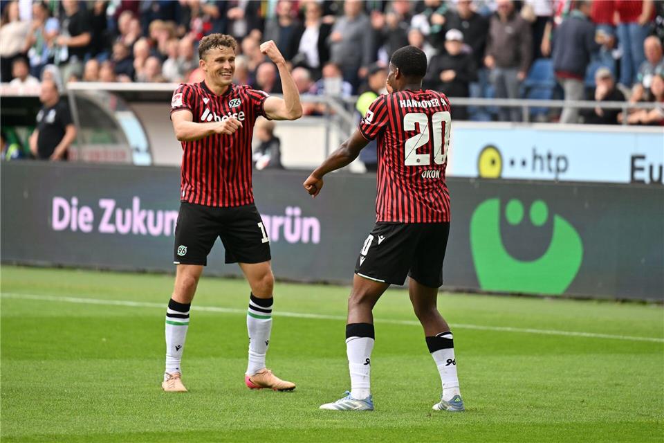 Ime Okon (r, Hannover 96) feiert mit Benedikt Pichler (Hannover 96) sein Tor zum 2:0Swen Pförtner/dpa