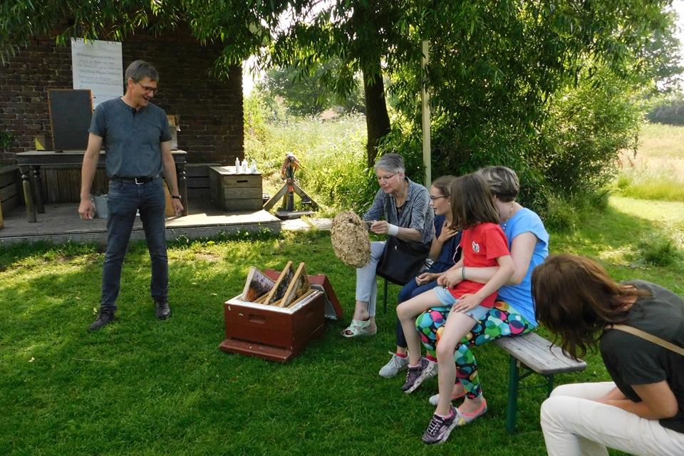 Imker Bernhard Weddeling (links) hat den Teilnehmern viel Wissenwertes über Bienen erklärt.