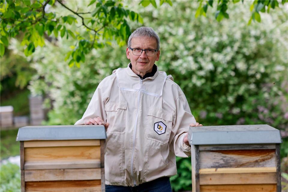 Imker Friedel Mirbach aus Bornheim stellt seinen Garten und seine Bienen vor. Thomas Banneyer/dpa