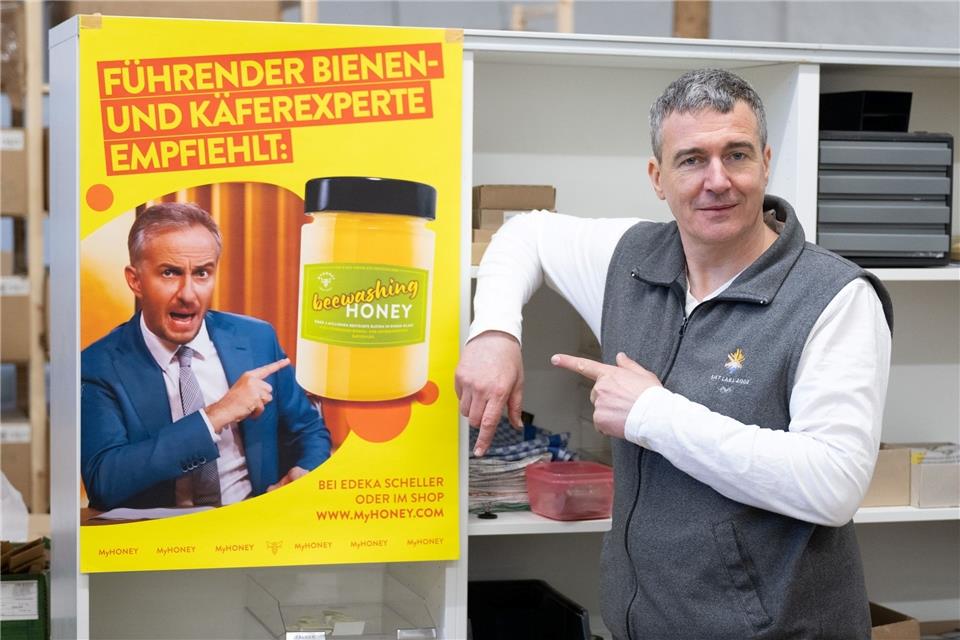 Böhmermann streitet mit einem Imker vor Gericht Imker Rico Heinzig neben einem Plakat mit dem Foto des Moderators Jan Böhmermann.