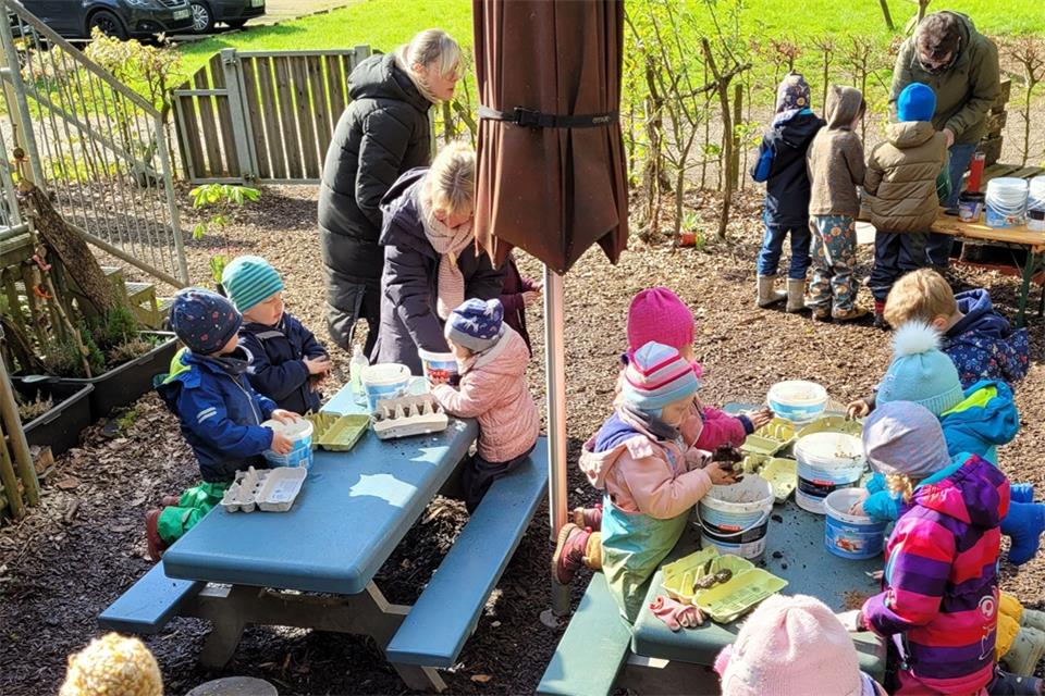 Imkerin Hildegard Nießing hat den Kita-Kindern bei der Herstellung von Saatbomben geholfen.