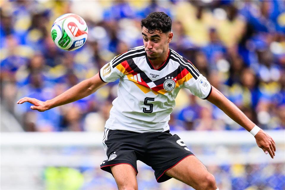 Immer Lust auf Fußball, auch nachts um Zwei: Aleksandar Pavlovic. (Archivbild)Tom Weller/dpa