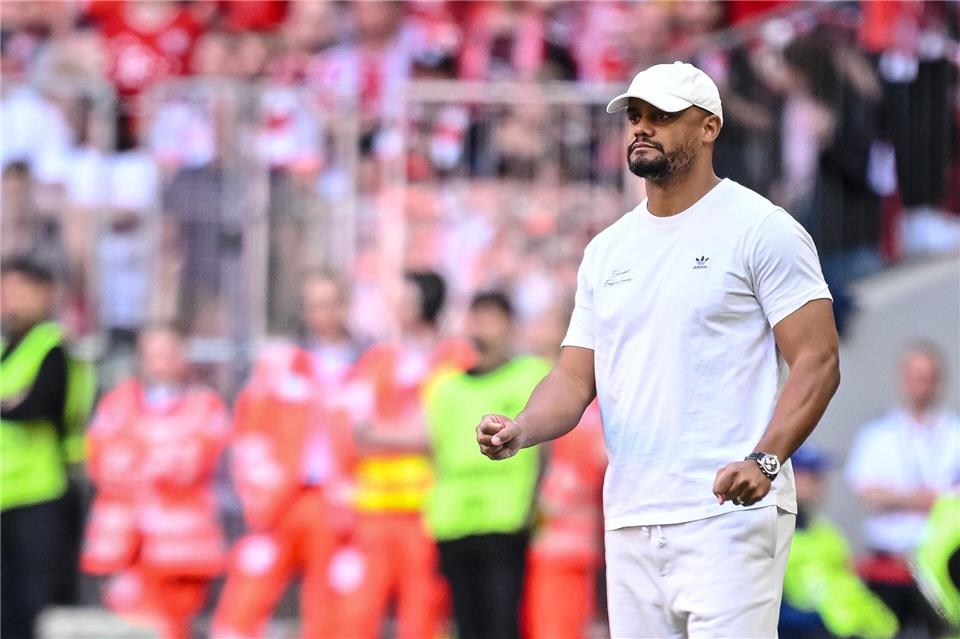 Immer Paris mit im Kopf: Bayern-Trainer Vincent Kompany in Aktion gegen Heidenheim.Harry Langer/dpa