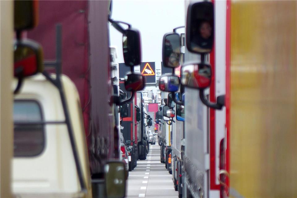 Immer alles im Blick: Doch müssen Lkw-Fahrer auch im Stau beim Anfahren in alle Spiegel schauen? Diese Frage war vor Gericht zentral.Matthias Strauß/dpa-Zentralbild/dpa-tmn