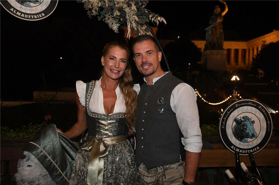 Wer sind die Wiesn-Promis? Immer dabei: Giulia Siegel mit ihrem Partner Ludwig Heer . Felix H�rhager/dpa