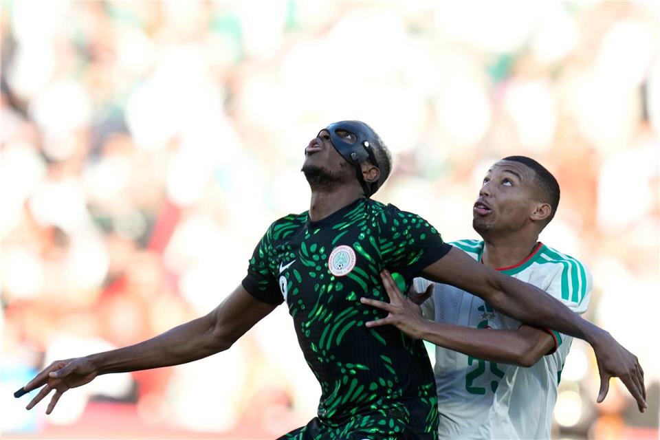 Immer den Ball im Blick: Victor Osimhen (l)Themba Hadebe/AP/dpa