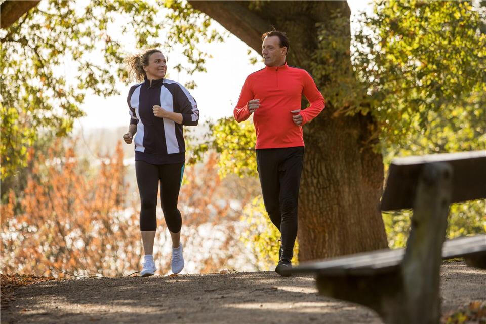 Seitenstechen bis Krampf: Was bei Sport-Wehwehchen hilft Immer eine gute Idee: locker einlaufen und das Tempo nach und nach steigern. picture alliance / dpa Themendienst