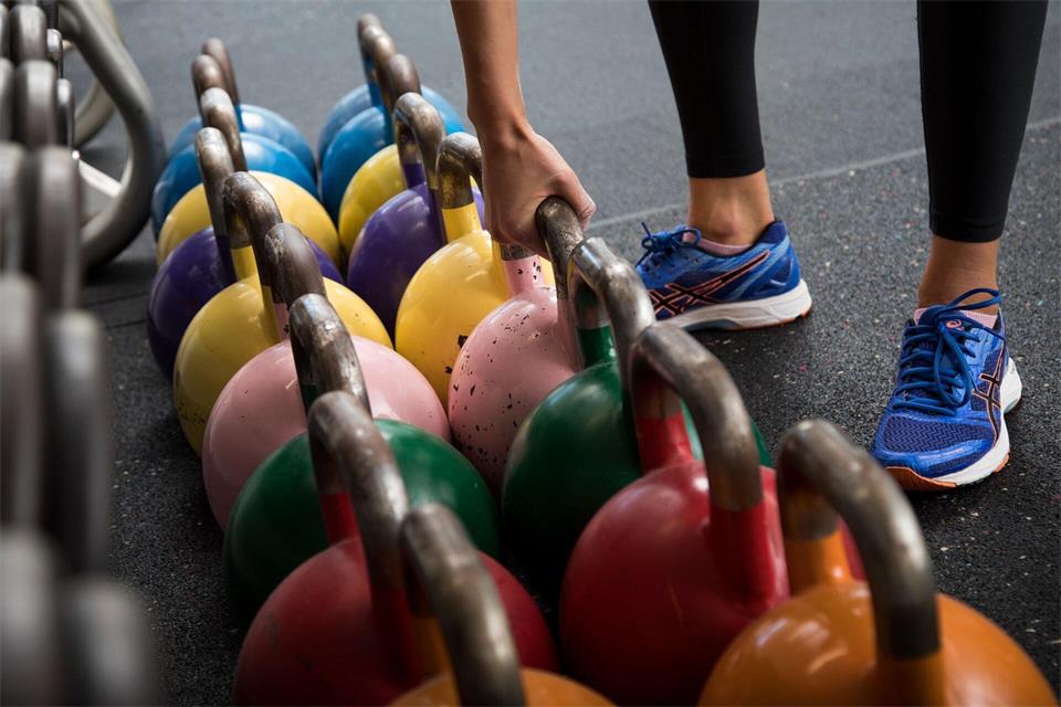 Immer eine gute Sache, in den Wechseljahren aber ganz besonders: mit Krafttraining beginnen. picture alliance / dpa Themendienst