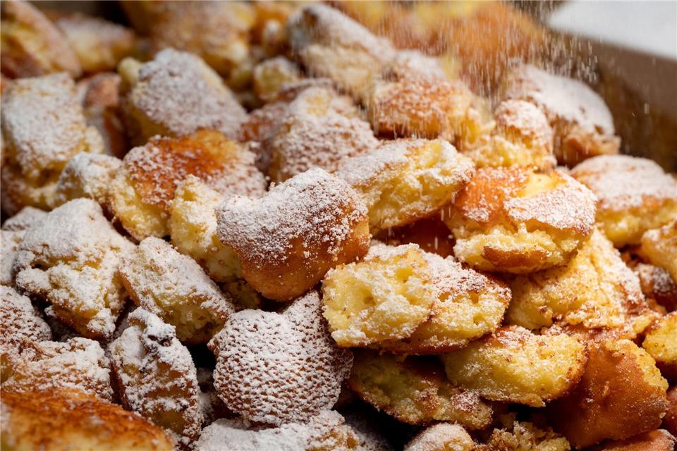 Immer etwas mehr Eiweiß als Eigelb kommt in die Masse für den Kaiserschmarrn. Nach dem Ausbacken kommt er zudem noch in den Ofen. Nico Tapia/dpa-tmn