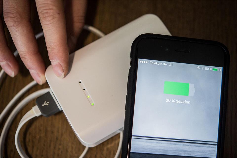 Immer genug Saft dabei? Im Flieger darf die Powerbank mittlerweile allerdings kaum noch genutzt werden - aus Sicherheitsgründen.picture alliance / dpa-tmn