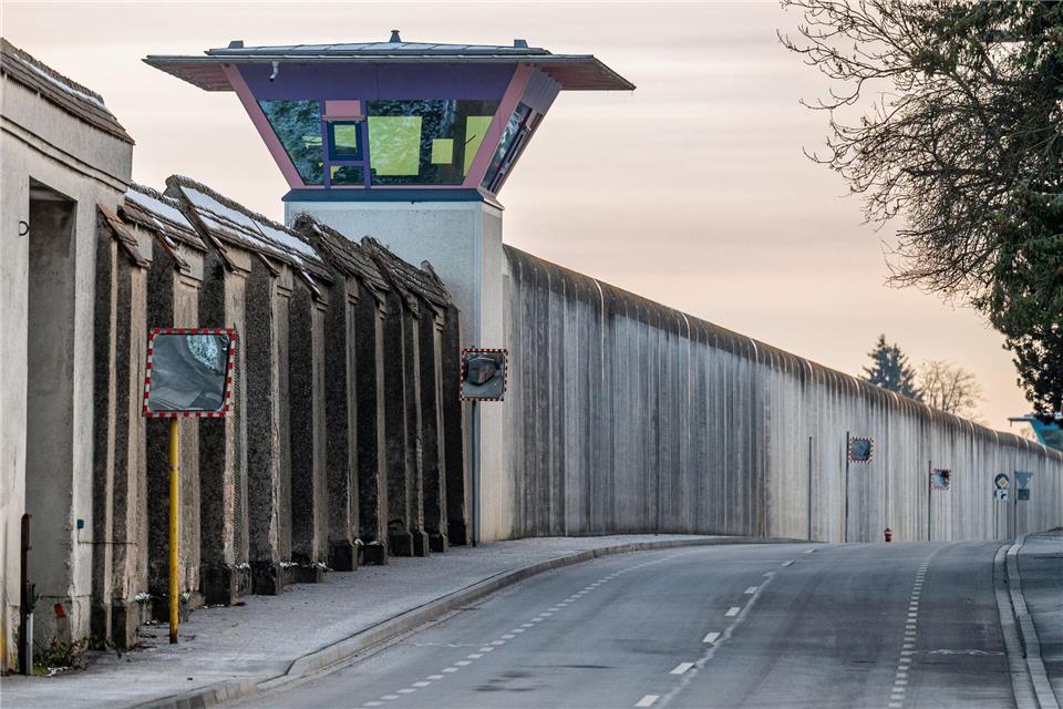 Immer häufiger melden Gefängnisse Drohnen, die über das Anstaltsgelände fliegen. (Symbolbild)Armin Weigel/dpa