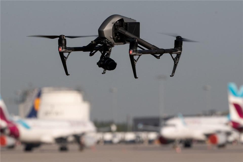 Drohnenalarm am Airport - Wie sicher sind unsere Flughäfen? Immer häufiger werden Drohnen im Umfeld von Flughäfen gesichtet (Archivbild) Marijan Murat/dpa