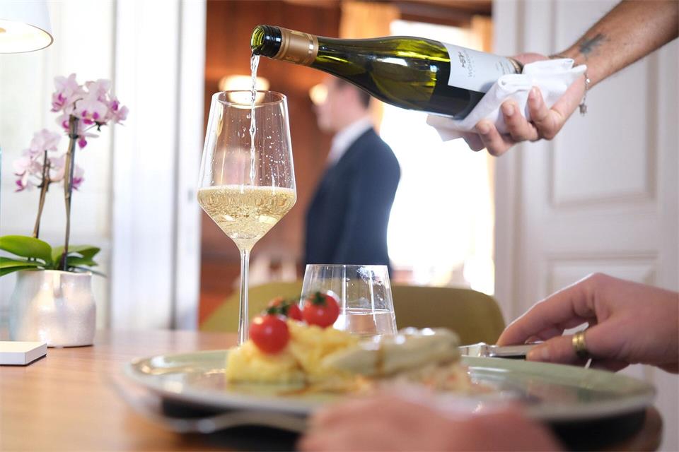 Immer höhere Preise lassen das Geschäft der Gastronomie schmelzen. (Foto: Illustration)Bernd Weißbrod/dpa
