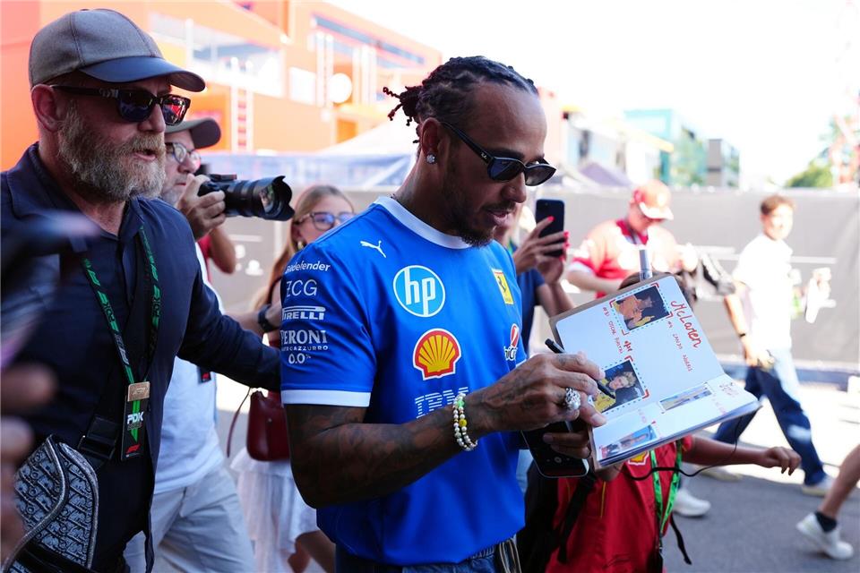 „Toller Moment“: Verstappens Coup in der Ferrari-Heimat Immer im Blickpunkt der Fans: Lewis Hamilton.David Davies/PA Wire/dpa