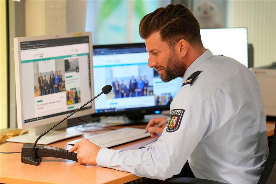 Immer im Kontakt mit den Inhaftierten: Marcel El-Damen und seine Kollegen der JVA Düsseldorf initiieren zum Beispiel auch Freizeitangebote wie Skatrunden und beaufsichtigen Gefangenenbesuche. Kirsten Neumann/dpa-tmn