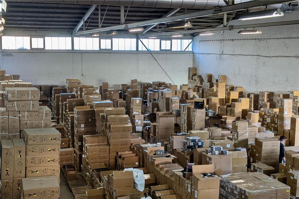 Immer mal wieder hebt der Zoll Lager mit großen Mengen an illegalen E-Zigaretten aus, hier ein Beispiel aus Neuss (NRW) Ende 2024. (Archivbild)Zollfahndungsamt Essen/dpa