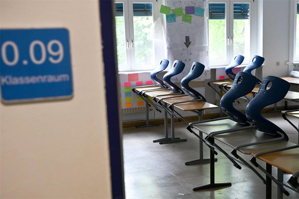 Immer mehr Auszubildende verlassen die Schule laut einem Verband schlecht ausgebildet. (Symbolbild)Jens Kalaene/dpa