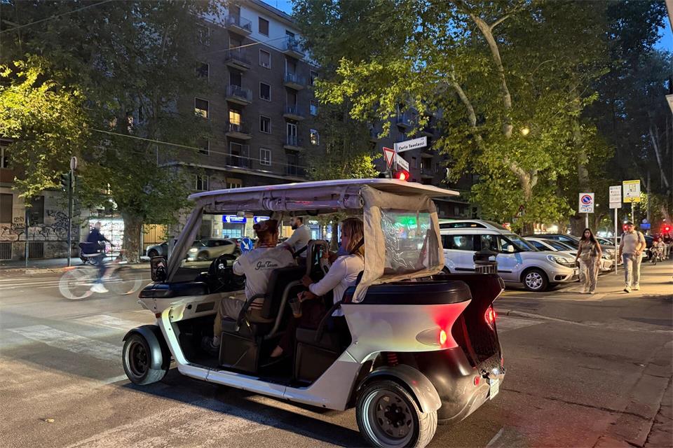 Immer mehr Golfcarts mit Touristen verstopfen Roms Straßen.Sabine Dobel/dpa