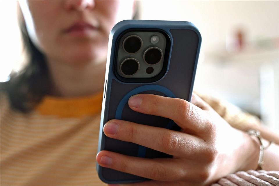 Immer mehr Kinder nutzen täglich ein Smartphone. (Symbolbild)Elisa Schu/dpa