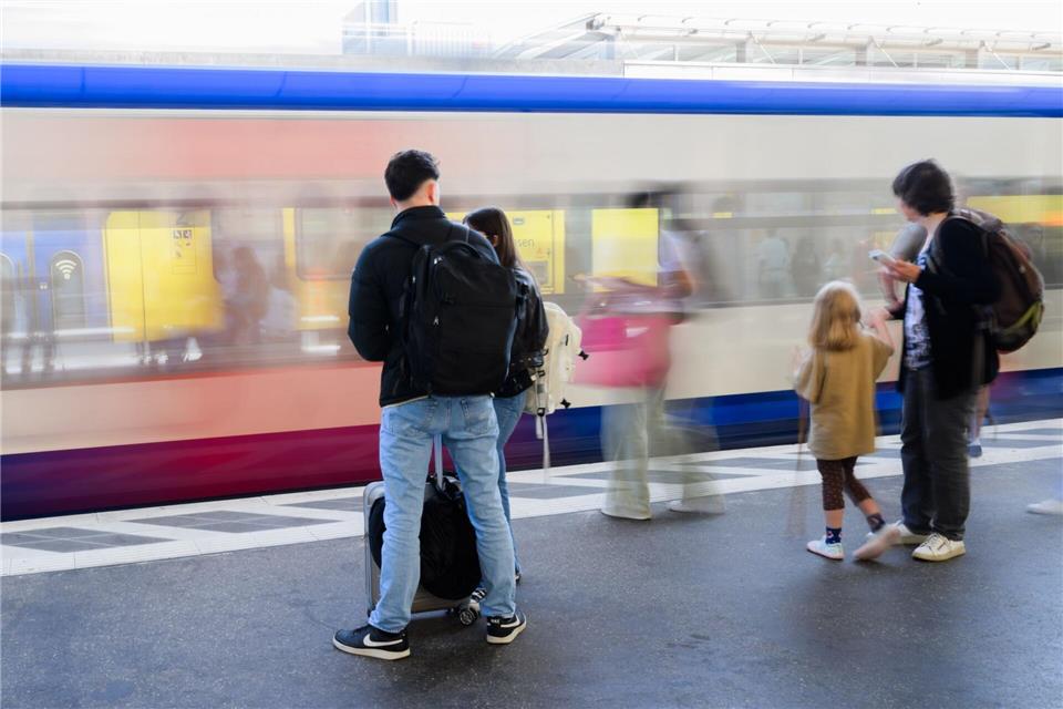 Immer mehr Menschen fahren in Niedersachsen mit Regionalzügen. (Archivbild)Julian Stratenschulte/dpa