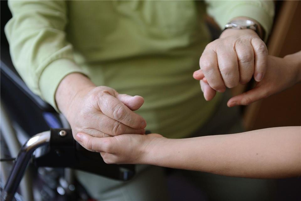 Immer mehr Menschen in Bayern benötigen Pflege - zugleich werden die Heime immer teurer. (Symbolbild)Jens Kalaene/dpa-Zentralbild/dpa