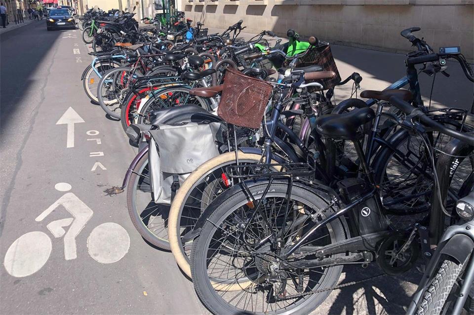 Immer mehr Menschen in Paris steigen für ihre täglichen Wege aufs Fahrrad, (Archivbild)Michael Evers/dpa