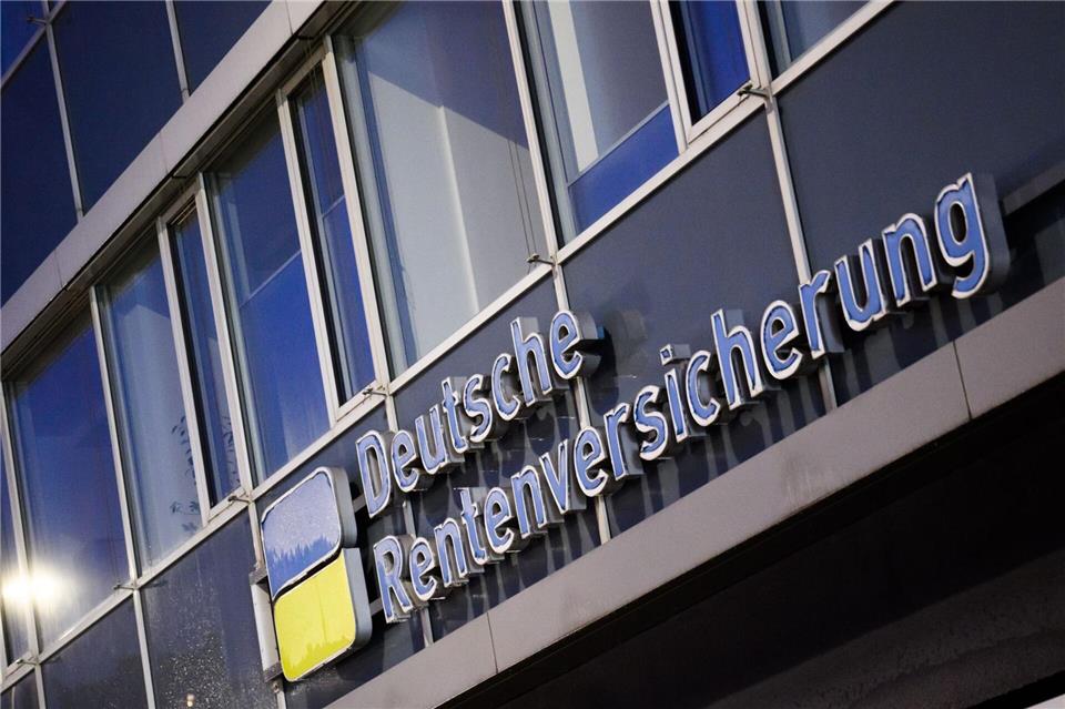 Immer mehr Rentner, immer weniger Beitragszahler: Das Rentensystem ächzt unter hohen Kosten.picture alliance/dpa