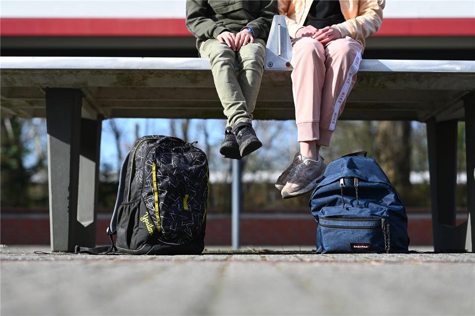 Immer mehr Schülerinnen und Schüler bleiben der Schule fern, heißt es von SPD und Grünen. (Symbolbild)Lars Klemmer/dpa