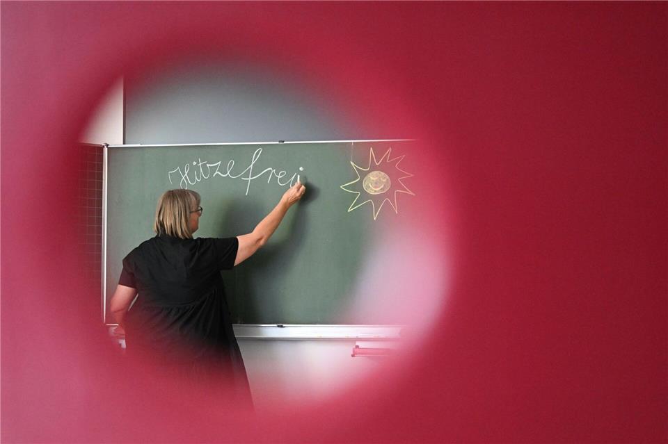 Immer mehr Schulen in Niedersachsen reagieren auf die Hitze. (Symbolbild)Bernd Weißbrod/dpa
