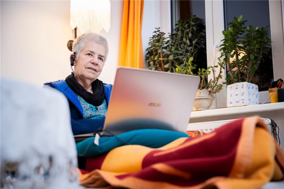Immer mehr ältere Menschen nutzen das Angebot von Silbernetz. (Archivbild)Christoph Soeder/dpa