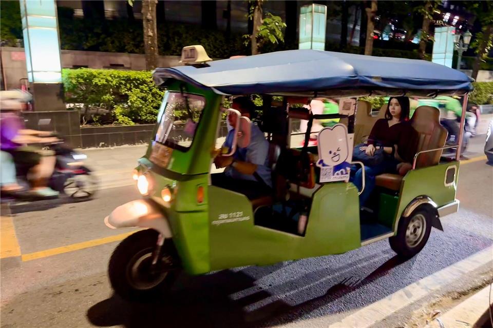 Immer mehr moderne Elektro-Tuk-Tuks fahren durch die Stadt.Carola Frentzen/dpa