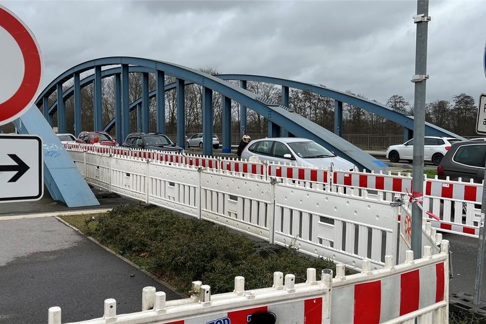 Immer noch ist die B 224-Brücke über den Wesel-Datteln-Kanal nach dem Schiffsunfall im August teilweise gesperrt.