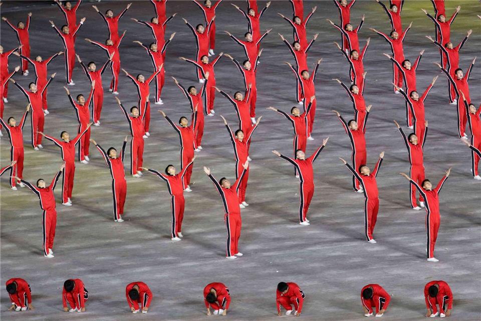 Bilder des Tages Immer schön gleichförmig: Teilnehmer bei den Feierlichkeiten zum 80. Jahrestag der Gründung der regierenden Arbeiterpartei zeigen eine Choreographie im nordkoreanischen Pjöngjang.Jon Chol Jin/AP/dpa
