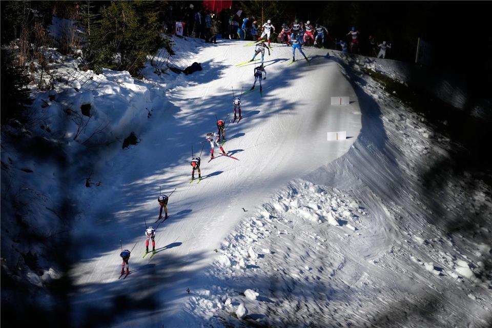 Immer schön in der Reihe fahren: Athleten sind beim Weltcup der Nordischen Kombination in Ramsau auf der Strecke unterwegs .Matthias Schrader/AP/dpa
