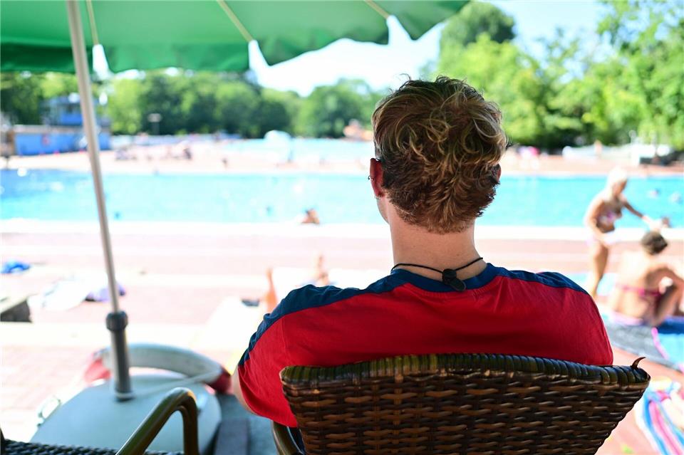 Immer wachsam: Der Bademeister. (Archivbild)Sebastian Christoph Gollnow/dpa