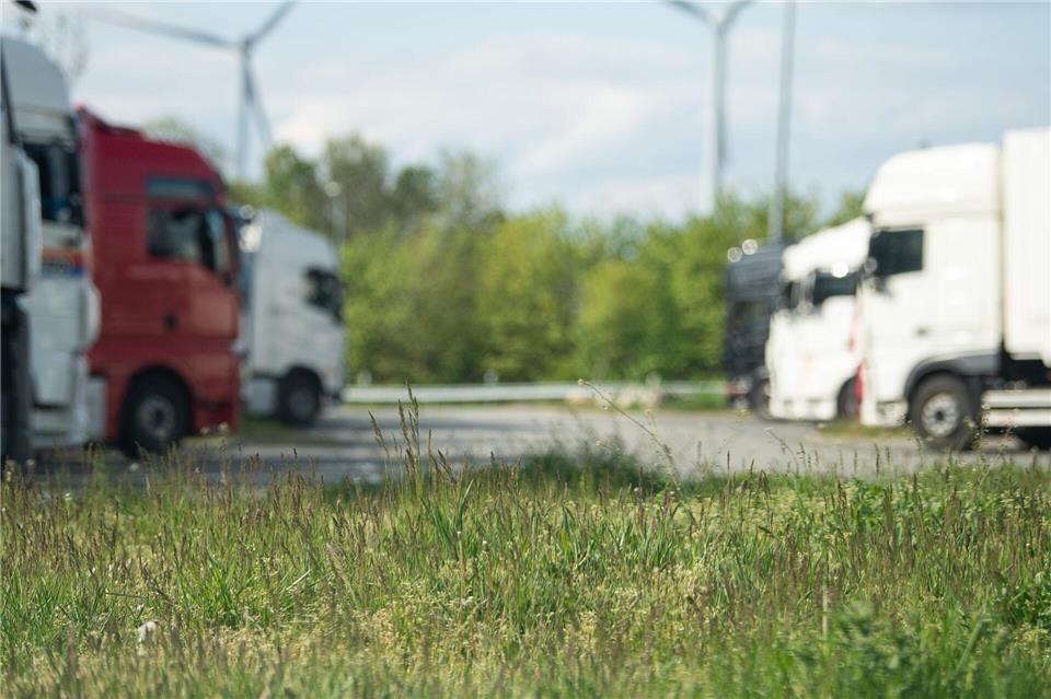 Immer wieder Parken Lastwagen auf der Autobahn, weil sie keinen Parkplatz finden. (Symbolbild)Sebastian Gollnow/dpa