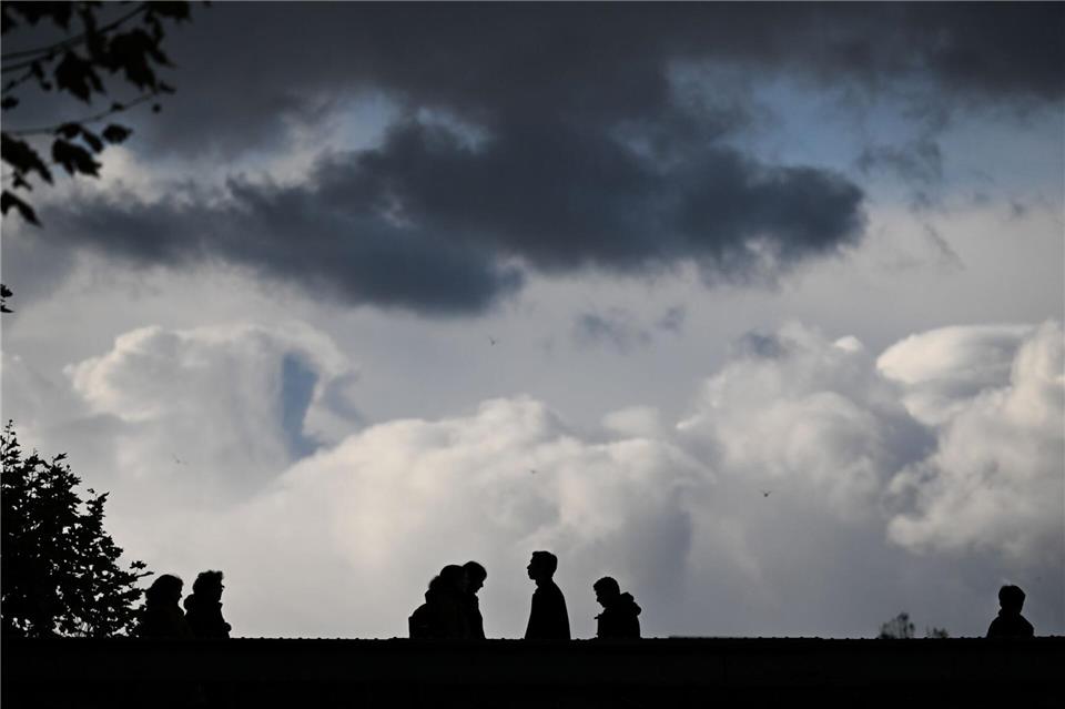 Immer wieder bedecken Wolken den Himmel. (Symbolbild)Arne Dedert/dpa