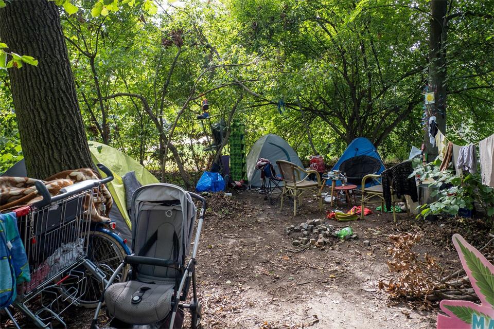 Immer wieder bilden sich am Straßenrand oder in Parks Obdachlosencamps, wie hier im Tiergarten.Soeren Stache/dpa
