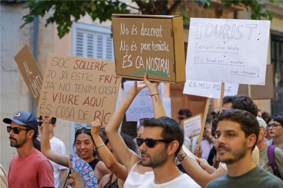 Immer wieder demonstrieren Einheimische auf der Urlauberinsel Mallorca gegen den Massentourismus.Tomàs Moyà/EUROPA PRESS/dpa