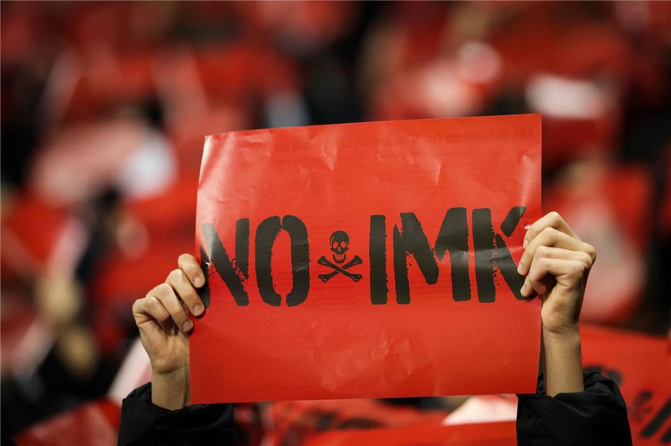 Immer wieder demonstrieren Fußball-Fans gegen geplante Maßnahmen der Politik zur Sicherheit in den Stadien. (Archivbild)Christian Charisius/dpa