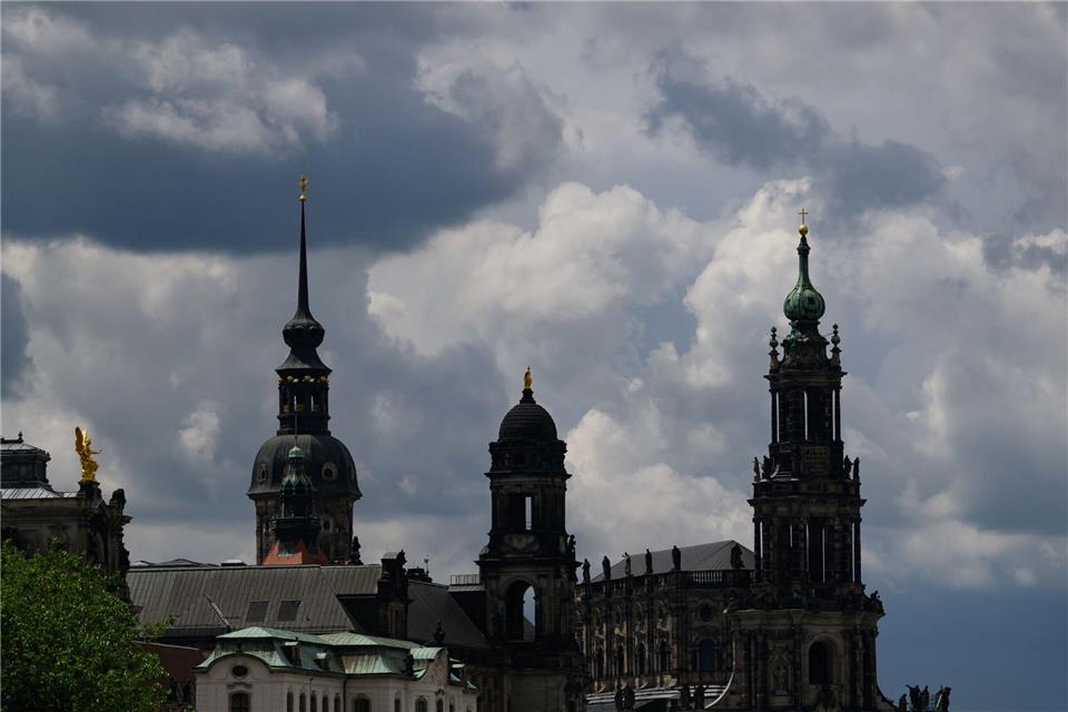 Immer wieder drohen am Wochenende Regenschauer. (Symbolbild)Robert Michael/dpa